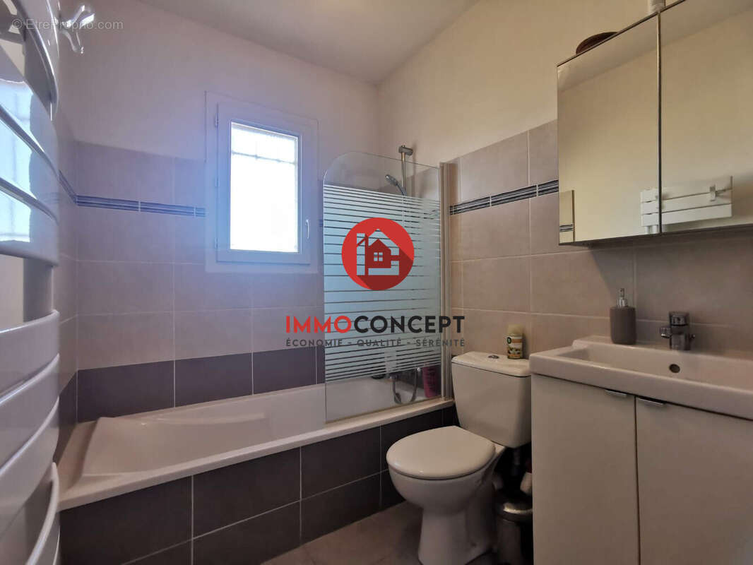 Maison à LAUDUN-L&#039;ARDOISE