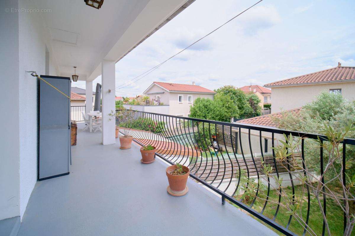 Appartement à MEYZIEU