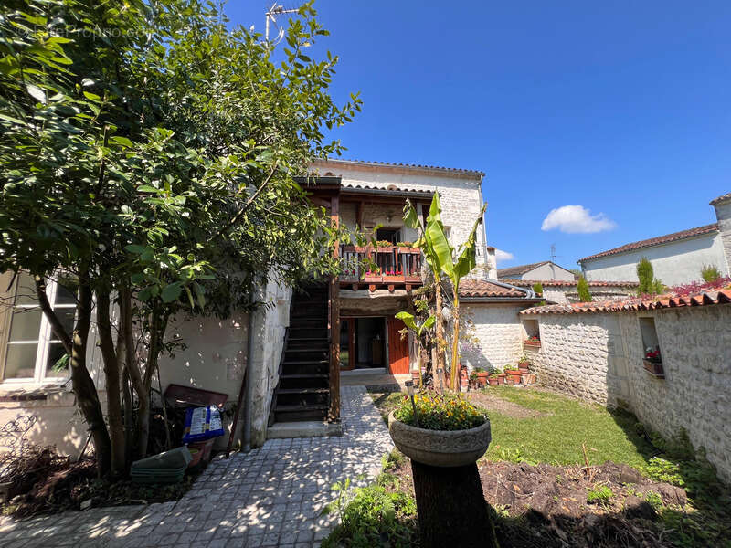 Maison à GENSAC-LA-PALLUE