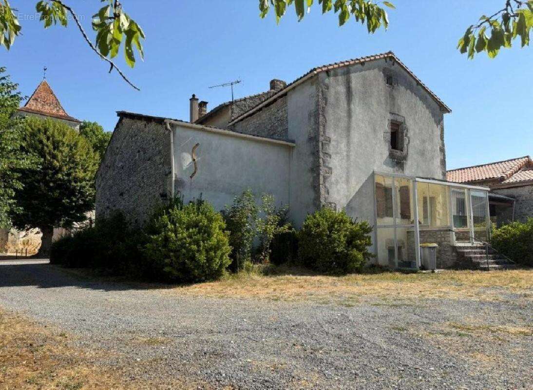Maison 169 m² à Aunac  - photo 2