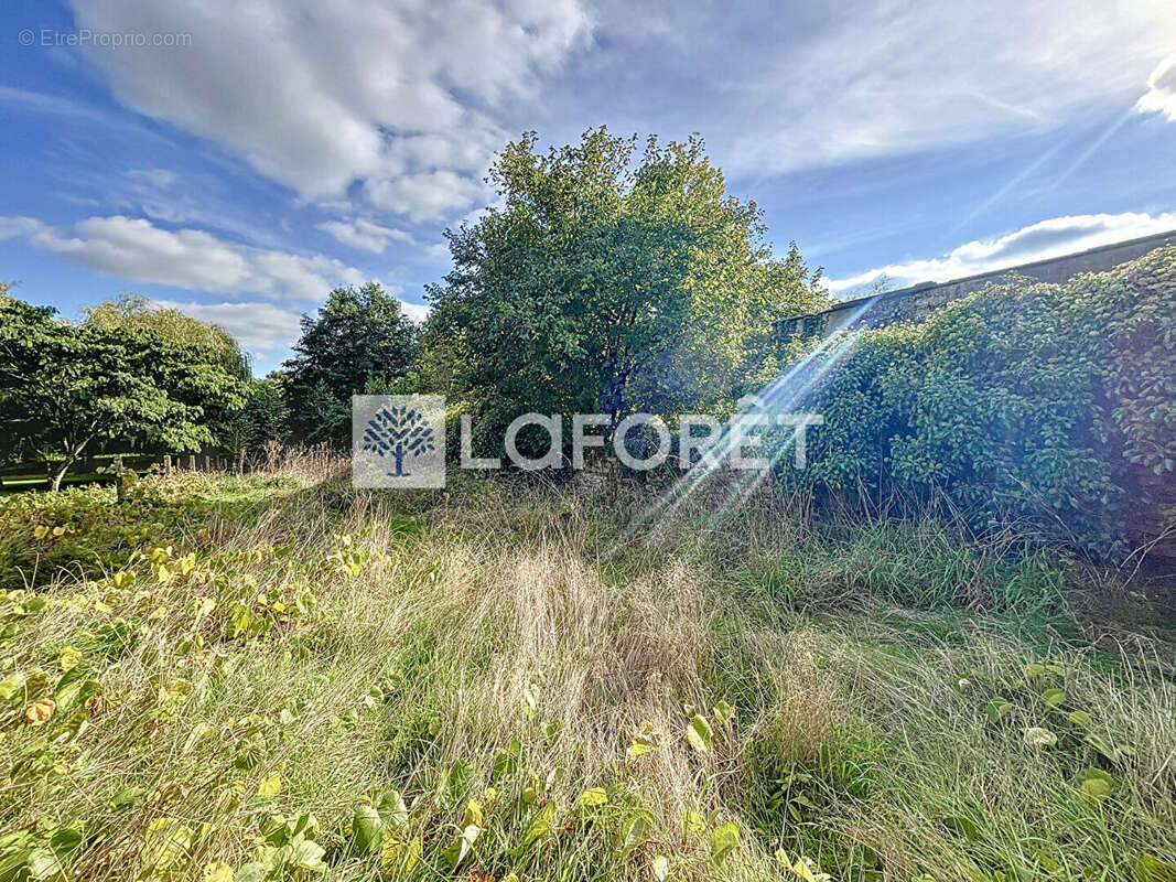 Terrain à SAINT-AUBIN-LE-CLOUD