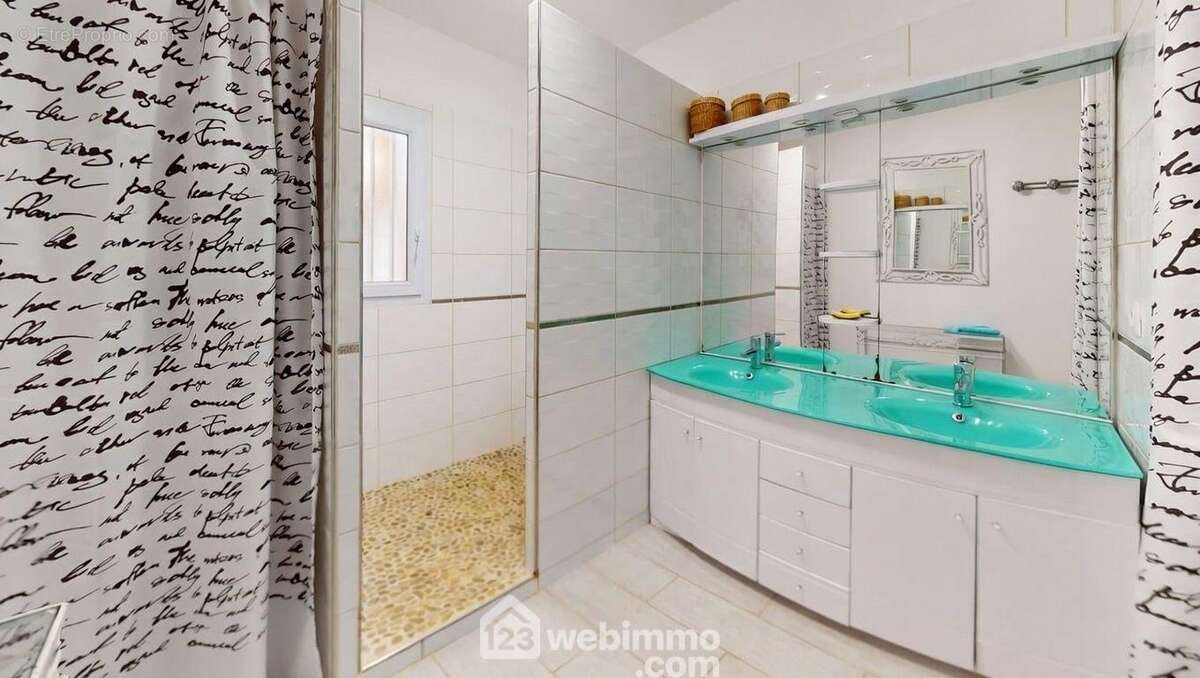 Salle de douiches avec rangements - Maison à JARD-SUR-MER