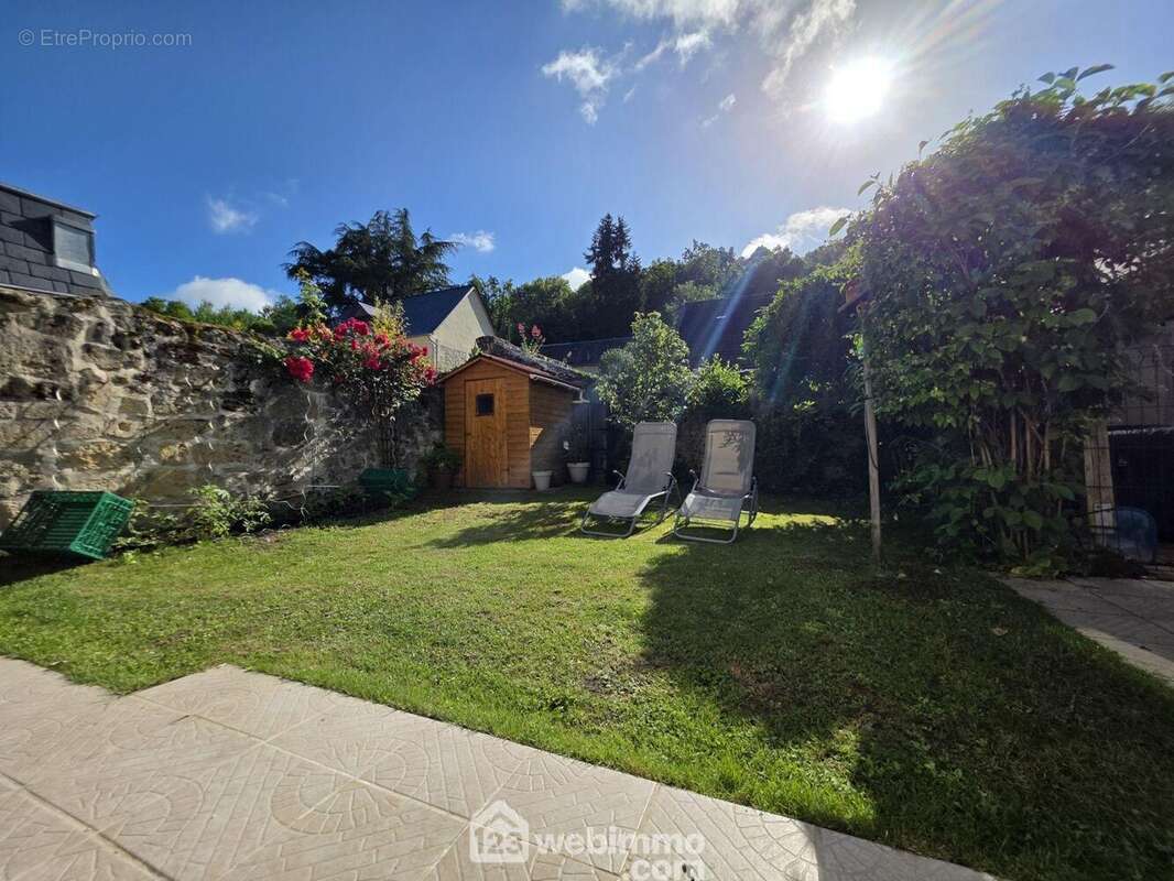 Un agréable espace extérieur, idéal pour profiter des beaux jours en toute tranquillité - Maison à BOURGUIGNON-SOUS-MONTBAVIN