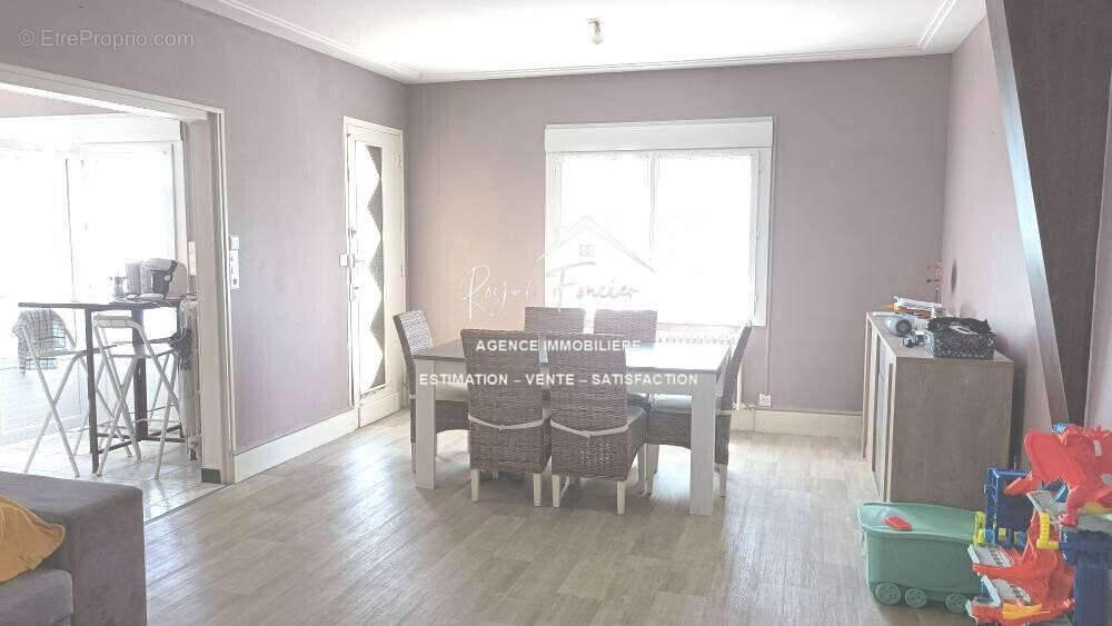 Pièce de vie de 27 m2  - Maison à CHATELLERAULT