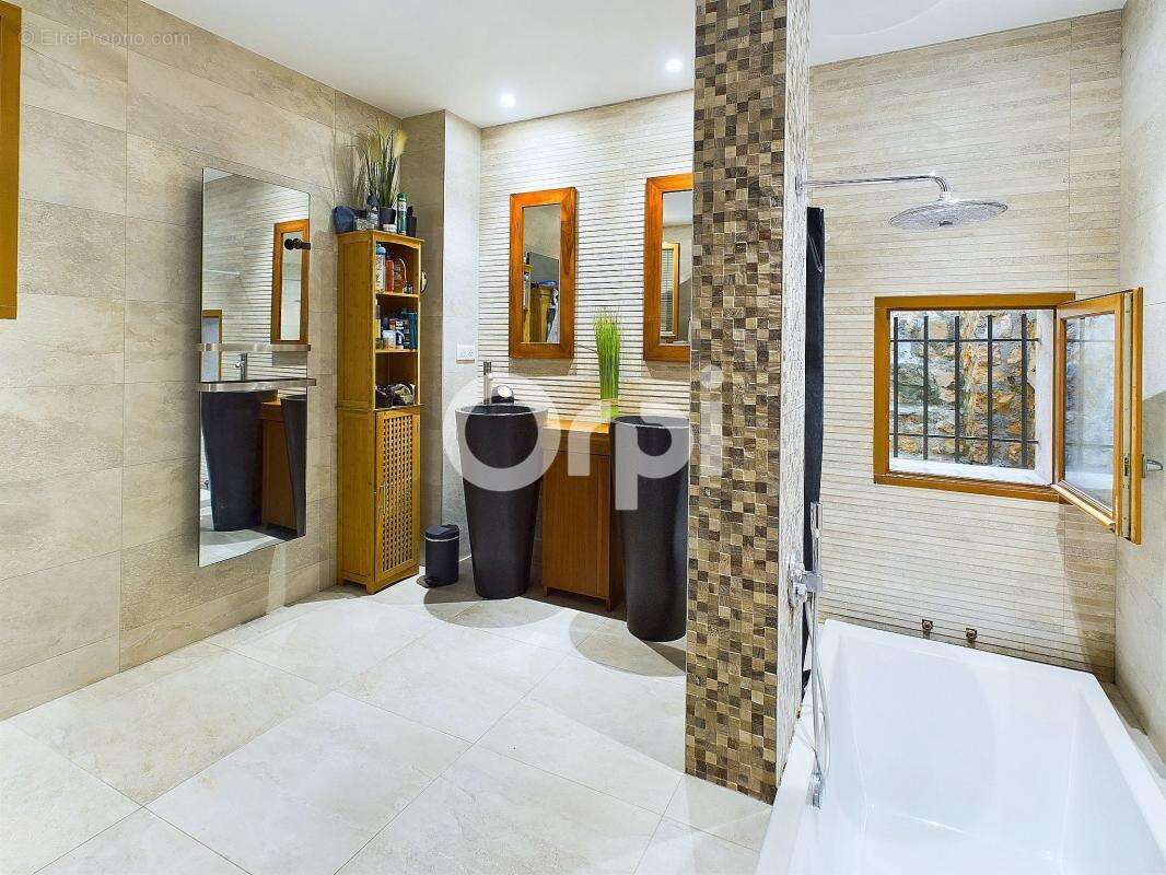 Maison rénovée - trois chambres possibles - prestations intérieures et extérieures de qualité -  belle pièce à vivre lumineuse - - photo 10