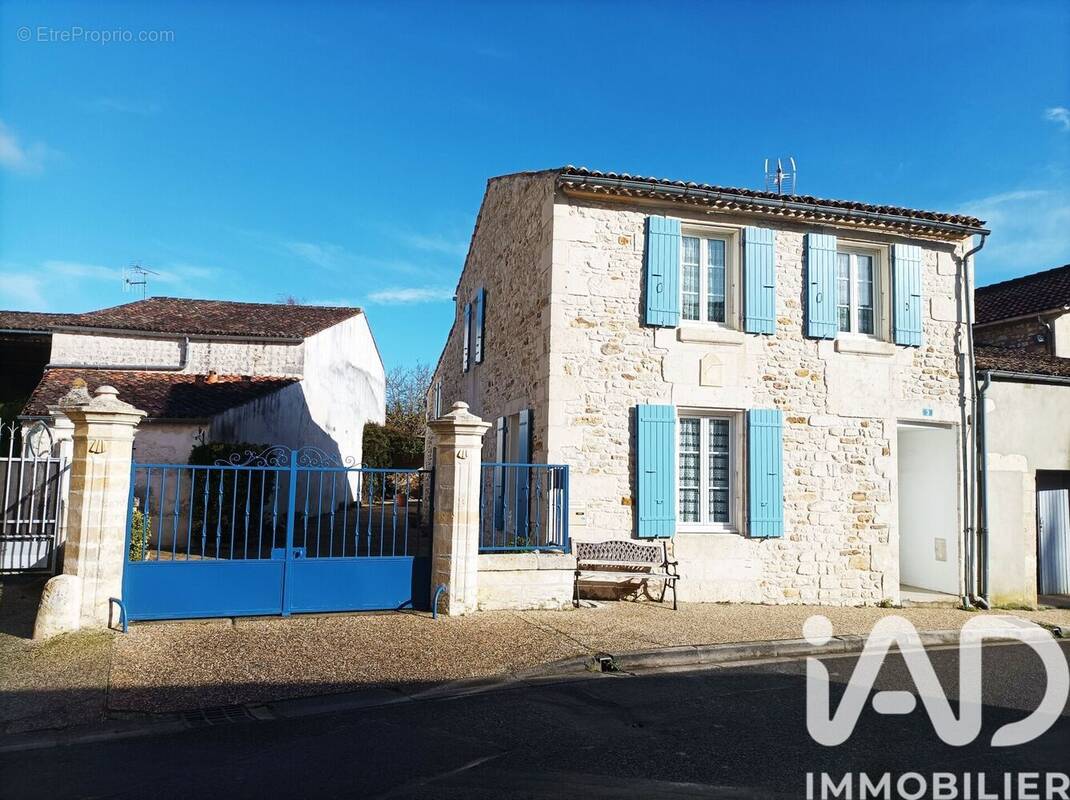 Photo 1 - Maison à CORME-ROYAL