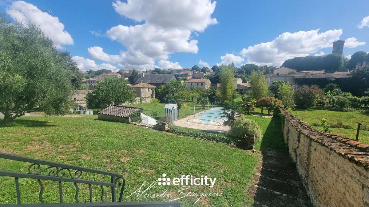 Maison à CHEF-BOUTONNE