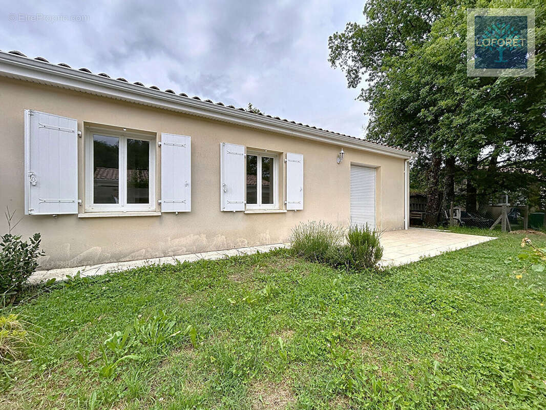 Maison à BUSSAC-FORET