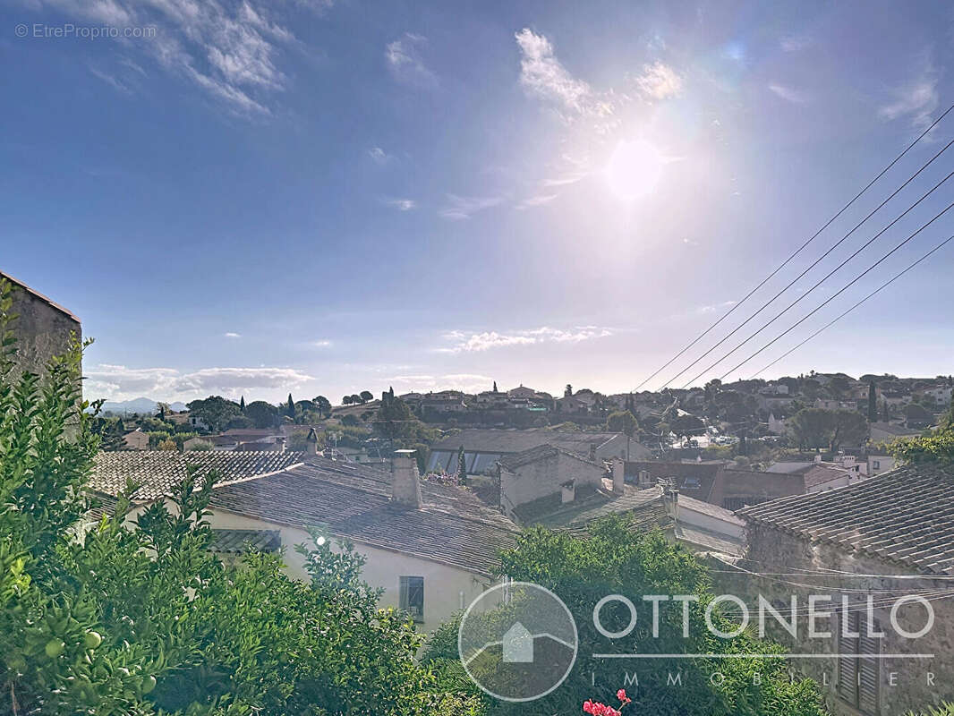 Appartement à ROQUEBRUNE-SUR-ARGENS