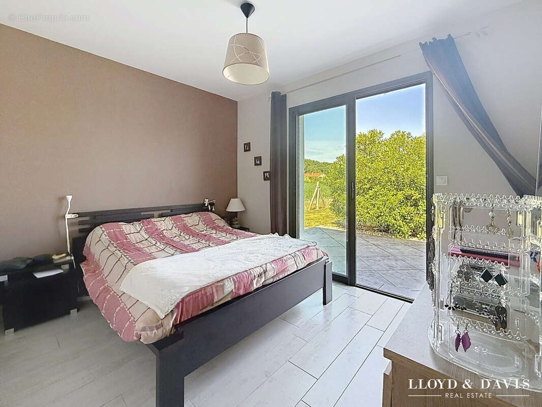 Maison 134 m² à Saint-Sulpice-De-Royan  - photo 7