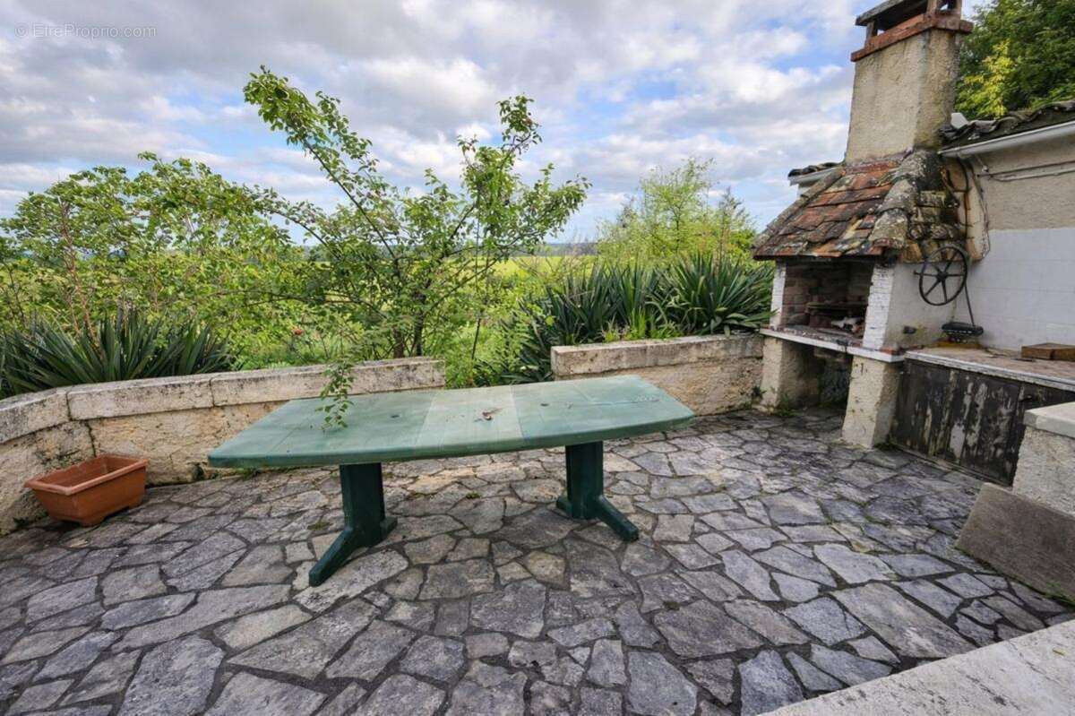 Maison à LUSIGNAC
