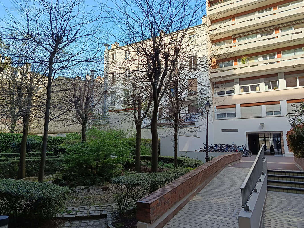 Parking à PARIS-11E
