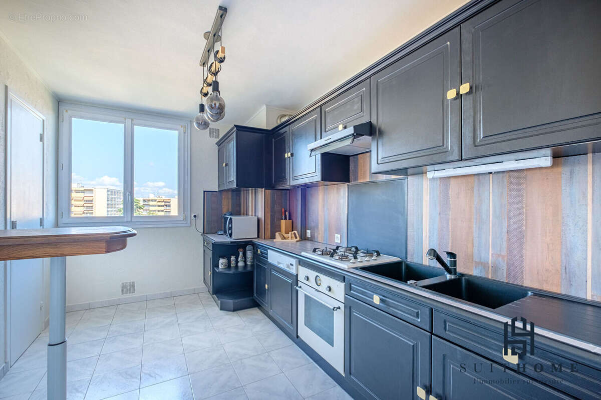 Appartement T5 à vendre proche de la maison de la danse Appartement  5 pièce(s) 82m2 4 chambre au dernier étage à LYON 8 - photo 2