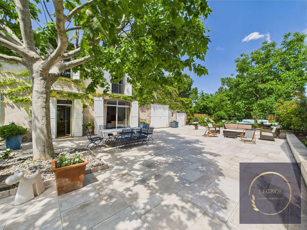 Mas 210m2 Centre ville de Noves - photo 8