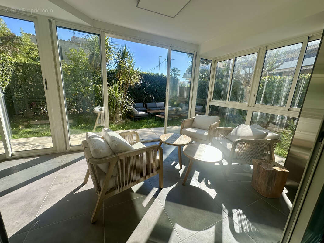 Appartement à SAINT-LAURENT-DU-VAR