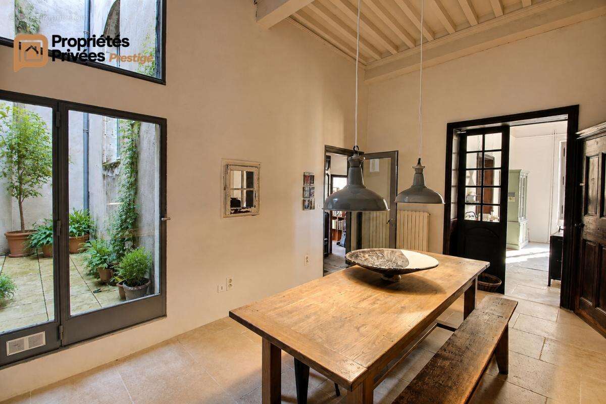 UZÈS : Une adresse d'exception Hôtel particulier de 316 m², vendu dans son intégralité, sur la prestigieuse Place Dampmartin - photo 6