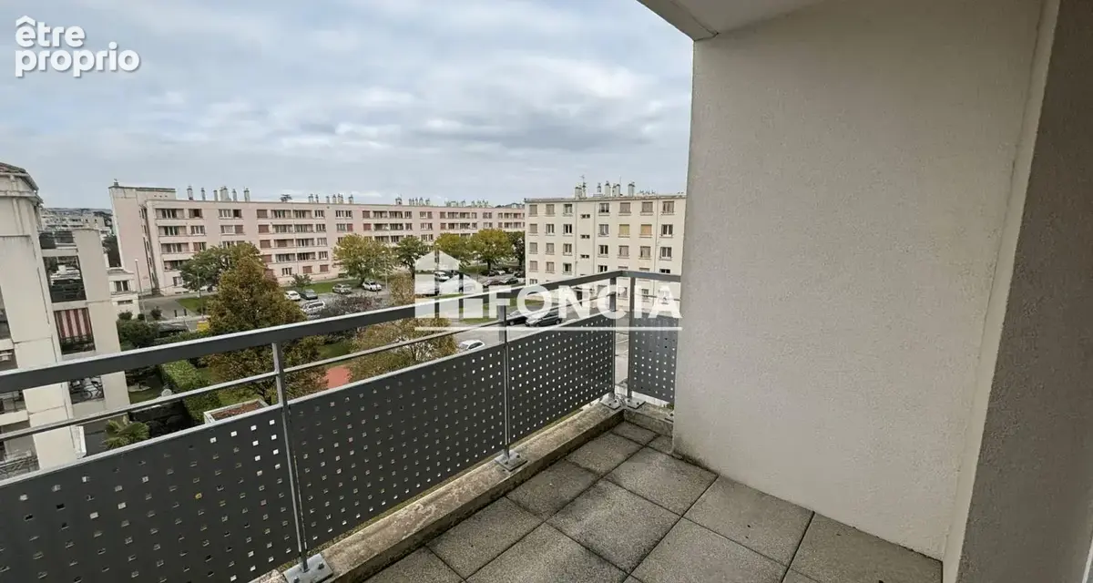 DECINES proche Mairie, T2 dernier étage avec balcon et garage inclus - photo 7