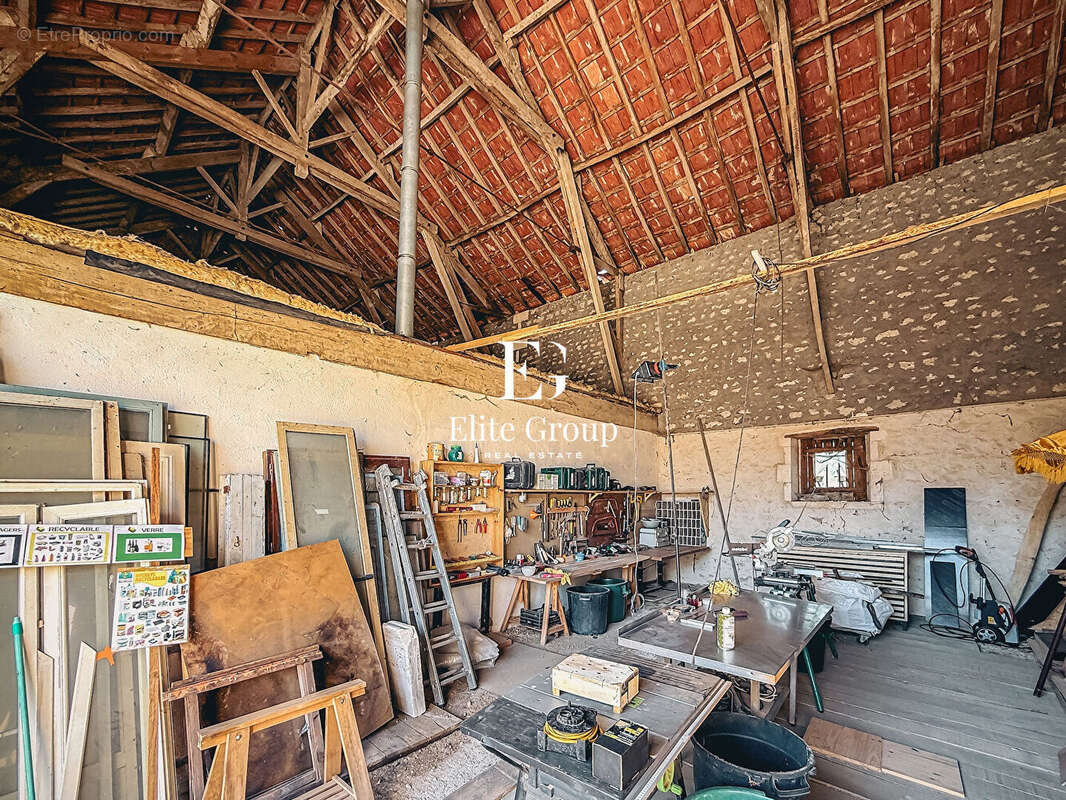 A vendre - grange a renover - genac-bignac - 300m2 - photo 6