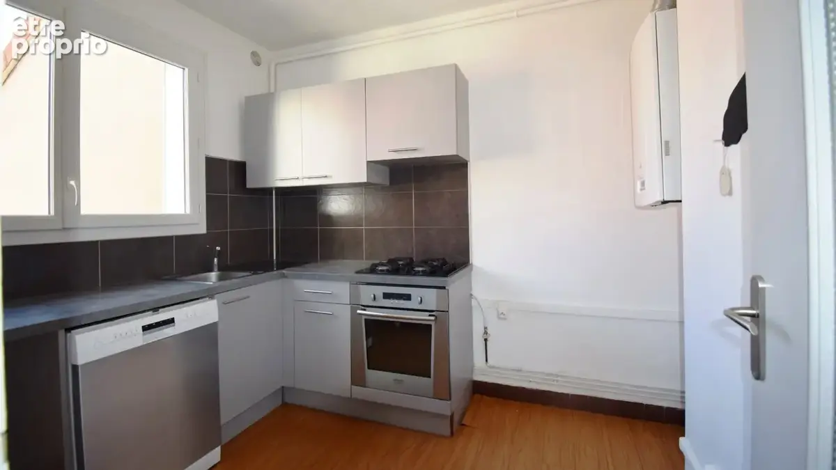 A VENDRE - Plan d'eau - Appartement 4 pièces avec garage et cave. - photo 3