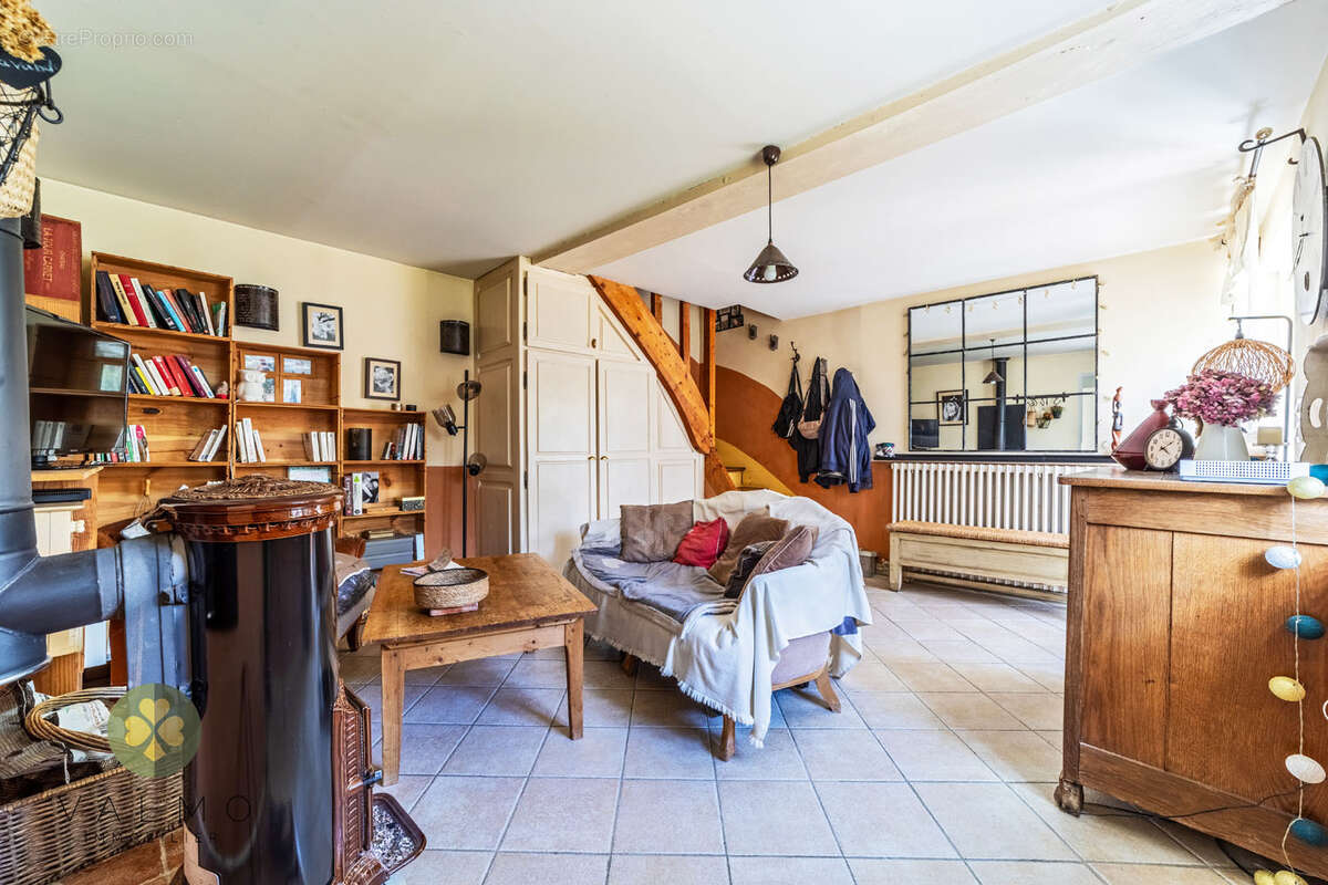 Maison de caractère en pierre   Charme, authenticité et dépendances - photo 3