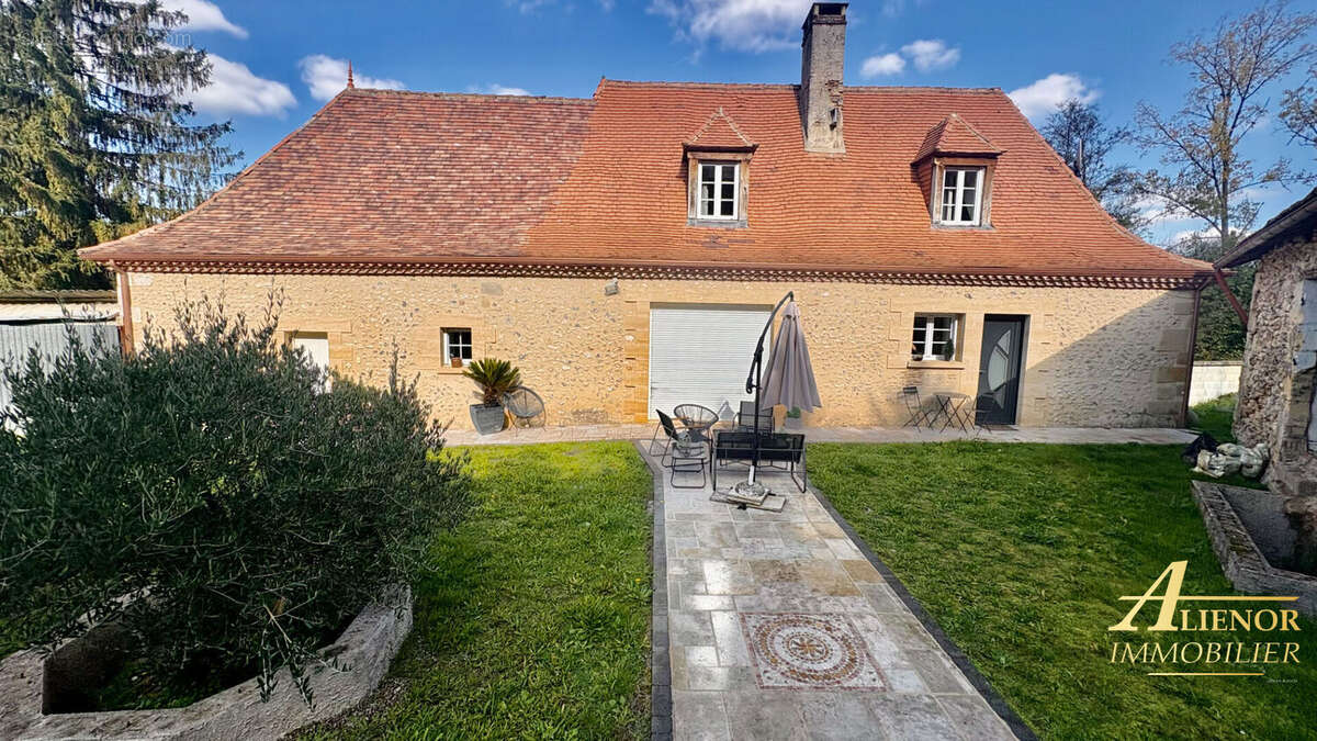 Maison à SAINT-PIERRE-DE-CHIGNAC