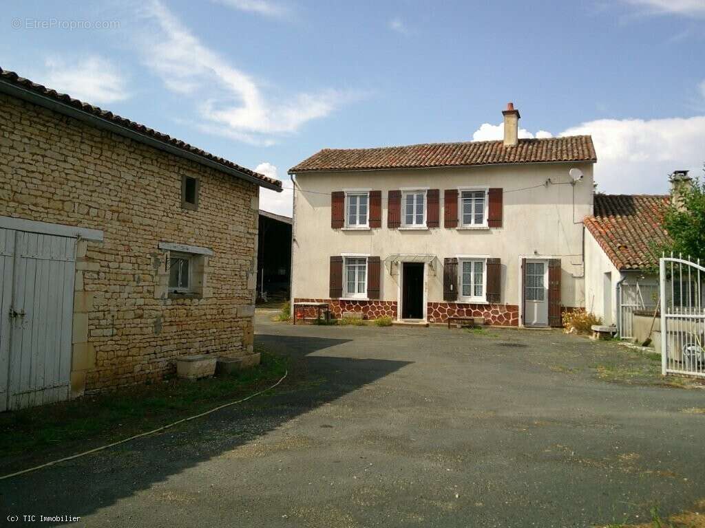 Maison De Campagne Avec Une Deuxième Maison Et D'Autres Dépendances - photo 2