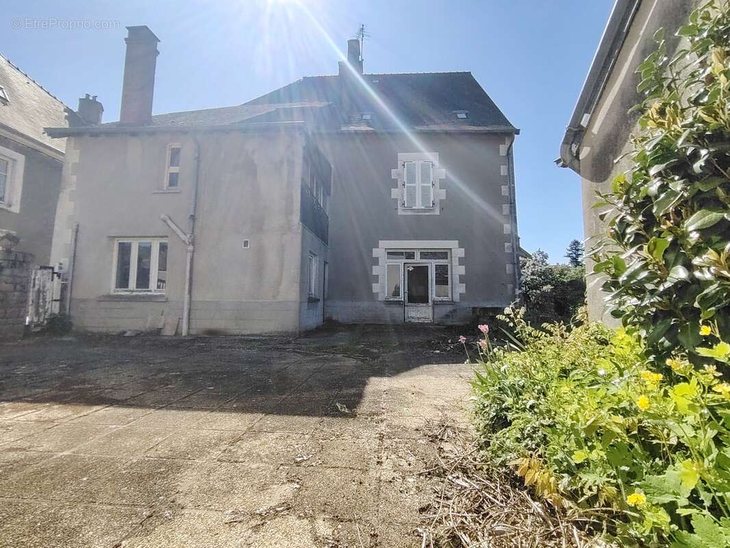Terrasse - Maison à CHATELUS-MALVALEIX