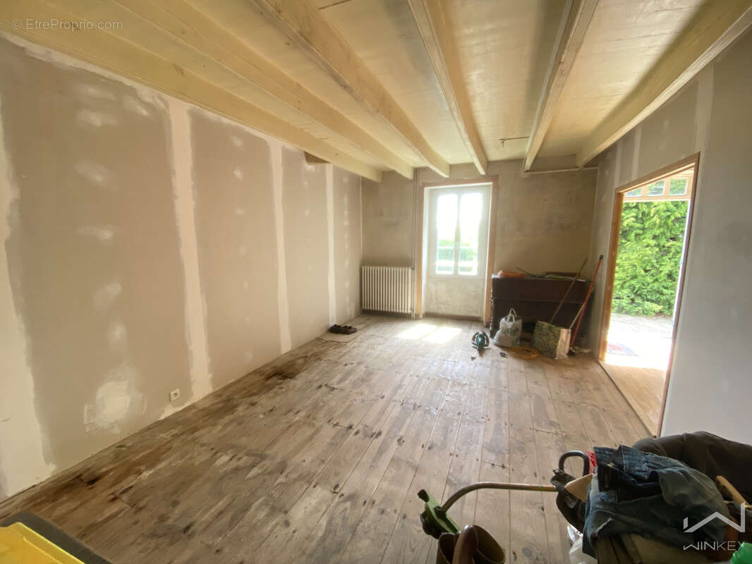Grande bâtisse de caractère à fort potentiel   225 m2 habitables avec jardins - photo 5
