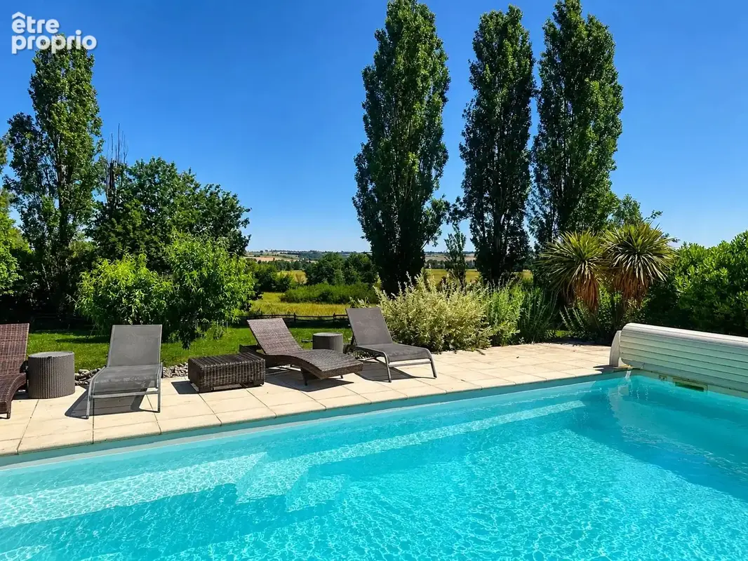 Maison de caractère de 260 m2 sur 2500 m2 de parcelle - photo 2