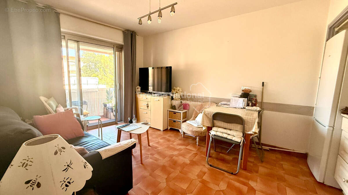 Idéal pied-à-terre à Saint Aygulf : charmant T2 vue mer avec Balcon, meublé et cave à 100m de la mer - photo 3