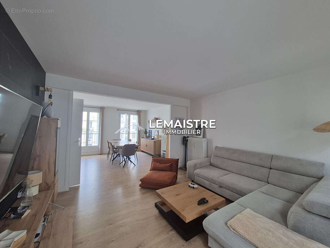 Appartement à vendre - Halles Centrales - 63.17 m² - 1 chambre - Cave - Parking collectif - photo 3
