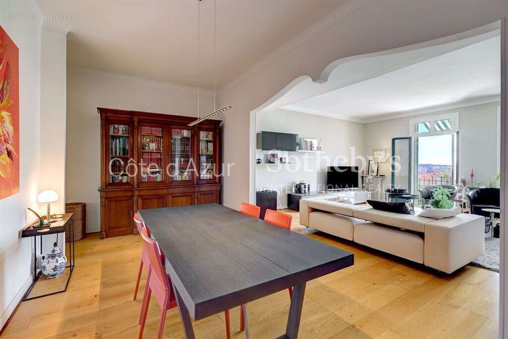 Appartement bourgeois Belle Époque avec vue mer au centre de Cannes - photo 2