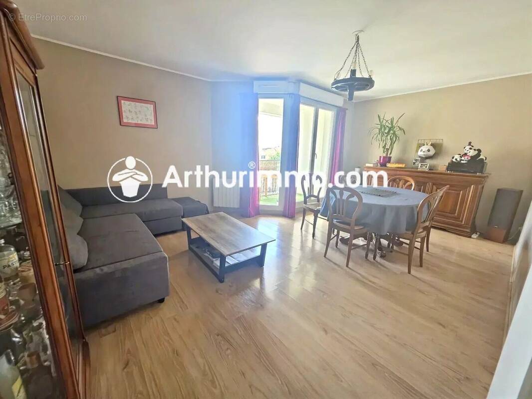 Appartement à SAVIGNY-LE-TEMPLE