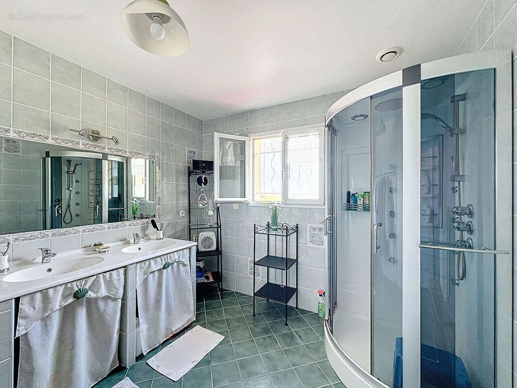 Maison à VILLECOMTAL-SUR-ARROS