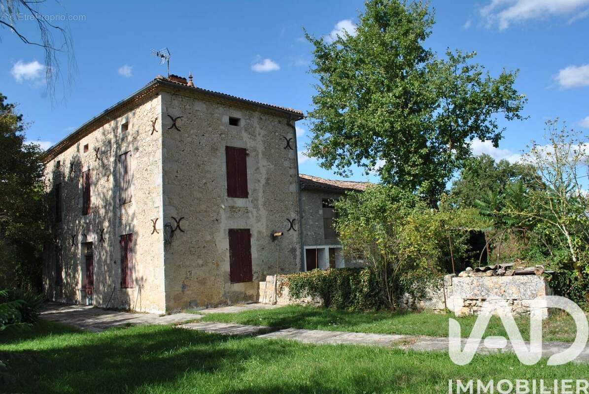 Maison 300 m² à Sempesserre  - photo 2