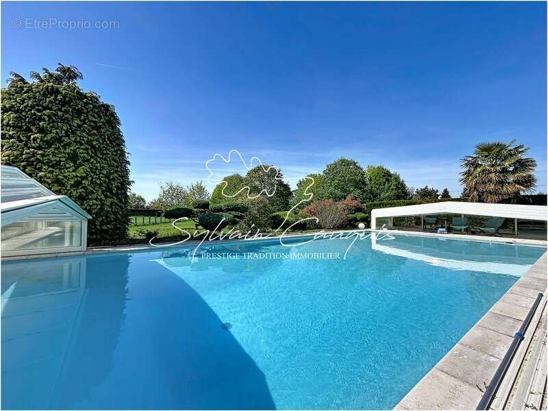 Propriété à vendre proche de CHATEAUNEUF SUR LOIRE  - 1 hectare - Fermette de caractère de 394m2 - Piscines chauffée - Cours de  - photo 2
