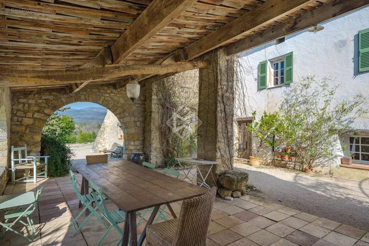 Maison à TOURRETTES