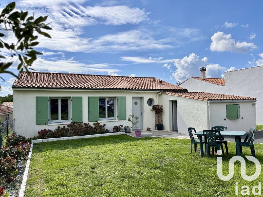 Photo 1 - Maison à CHAILLEVETTE