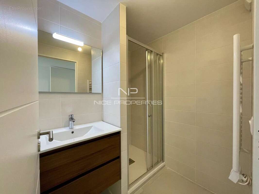 Vue mer panoramique pour ce superbe appartement lumineux 4 pièces à Antibes - photo 11