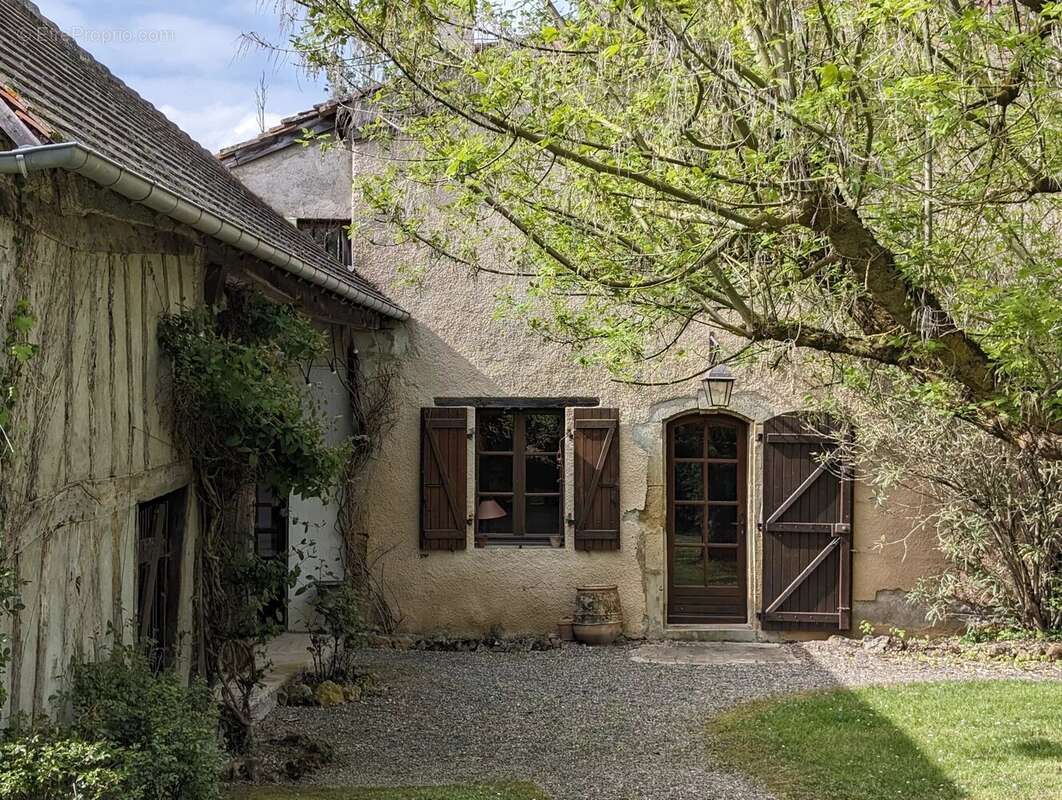 Maison de caractère avec 4 chambres sur 'environ 7318 m². - photo 42