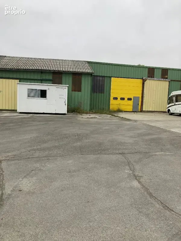Local d'activités et entrepôt de 1140m² en parpaing et tôles galvanisées - photo 9