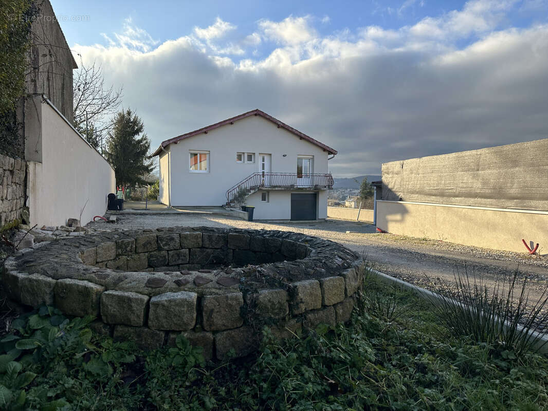 Maison à LE CHAMBON-FEUGEROLLES