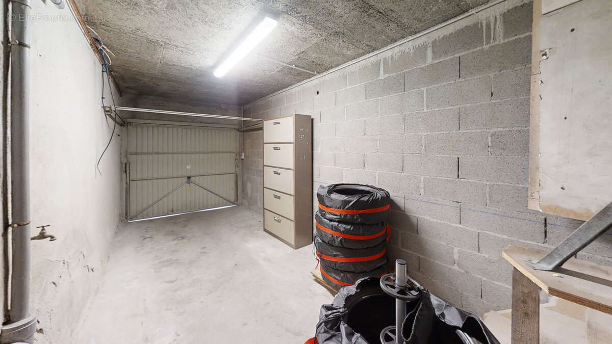 Local Commercial avec garage et place de parking - photo 5