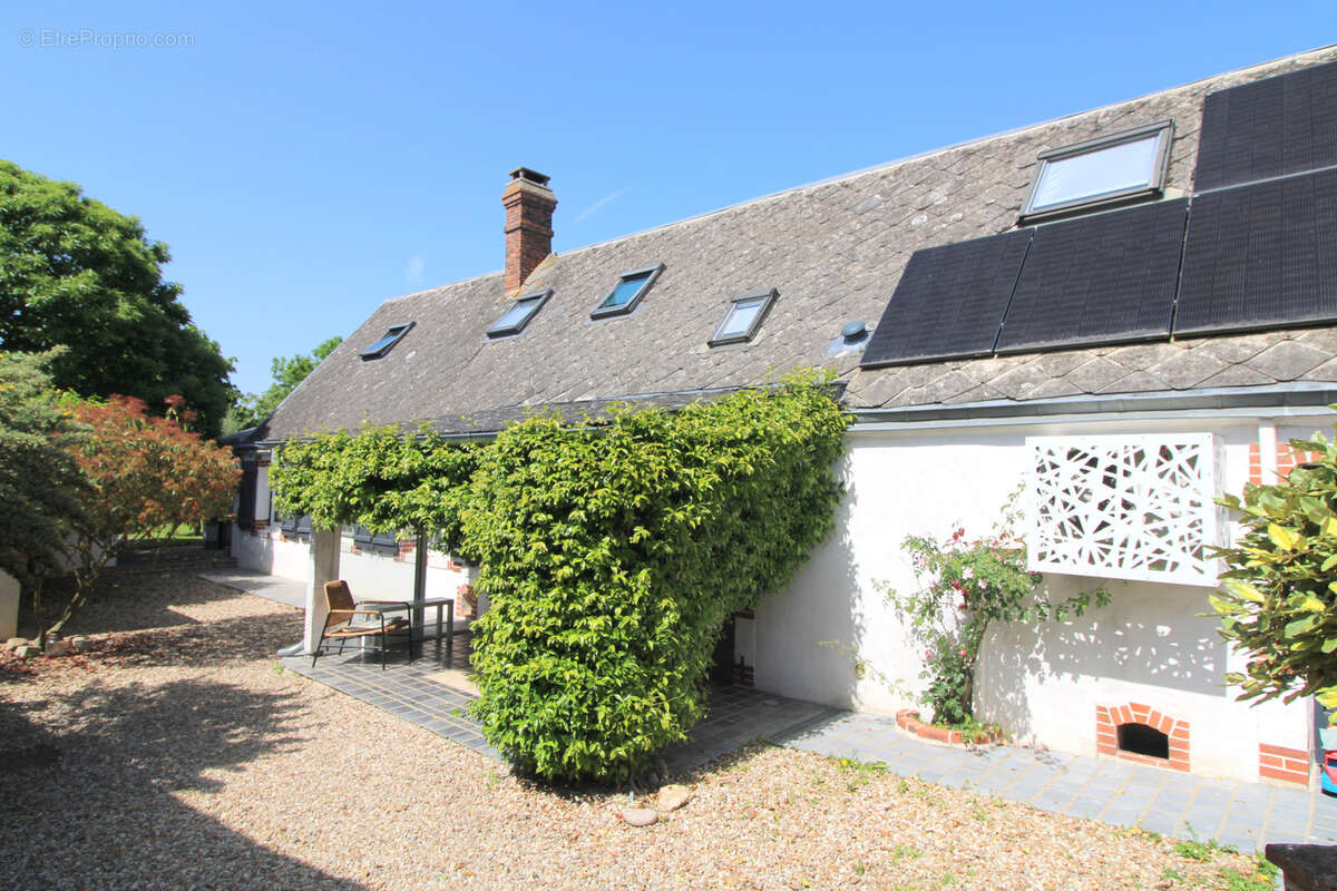 Entre Dreux et Villemeux-sur-Eure, longère de 6 pièces sur un jardin clos d'env. 570 m2. - photo 2