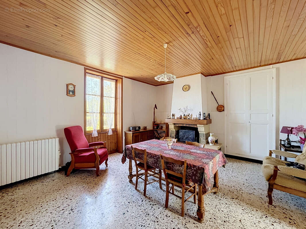 20KM NORD ANGOULEME Maison charentaise de caractère avec dépendances - photo 3