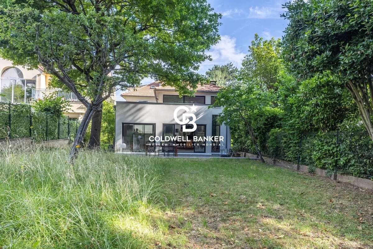 Maison à MARNES-LA-COQUETTE