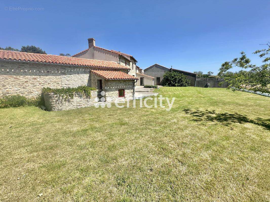 Maison 157 m² à Aigrefeuille-Sur-Maine  - photo 3