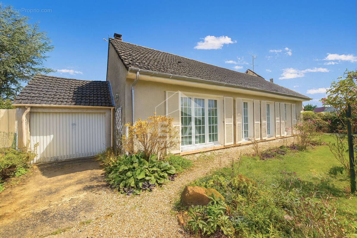 Maison à LES ECRENNES