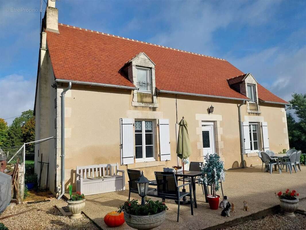 Maison à SAINT-HILAIRE-SUR-BENAIZE