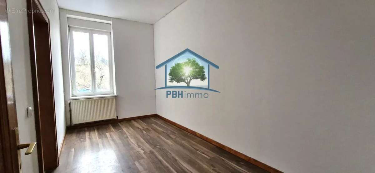 BITCHE (57) - Immeuble de rapport de 219,40 m², 10 pièces, 3 appartements + local commercial de 52 m² et petit jardin - photo 5